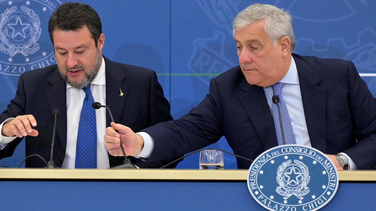 Sulla sinistra Matteo Salvini, ministro delle Infrastrutture e dei Trasporti. A destra Antonio Tajani, ministro degli Esteri (Ansa)