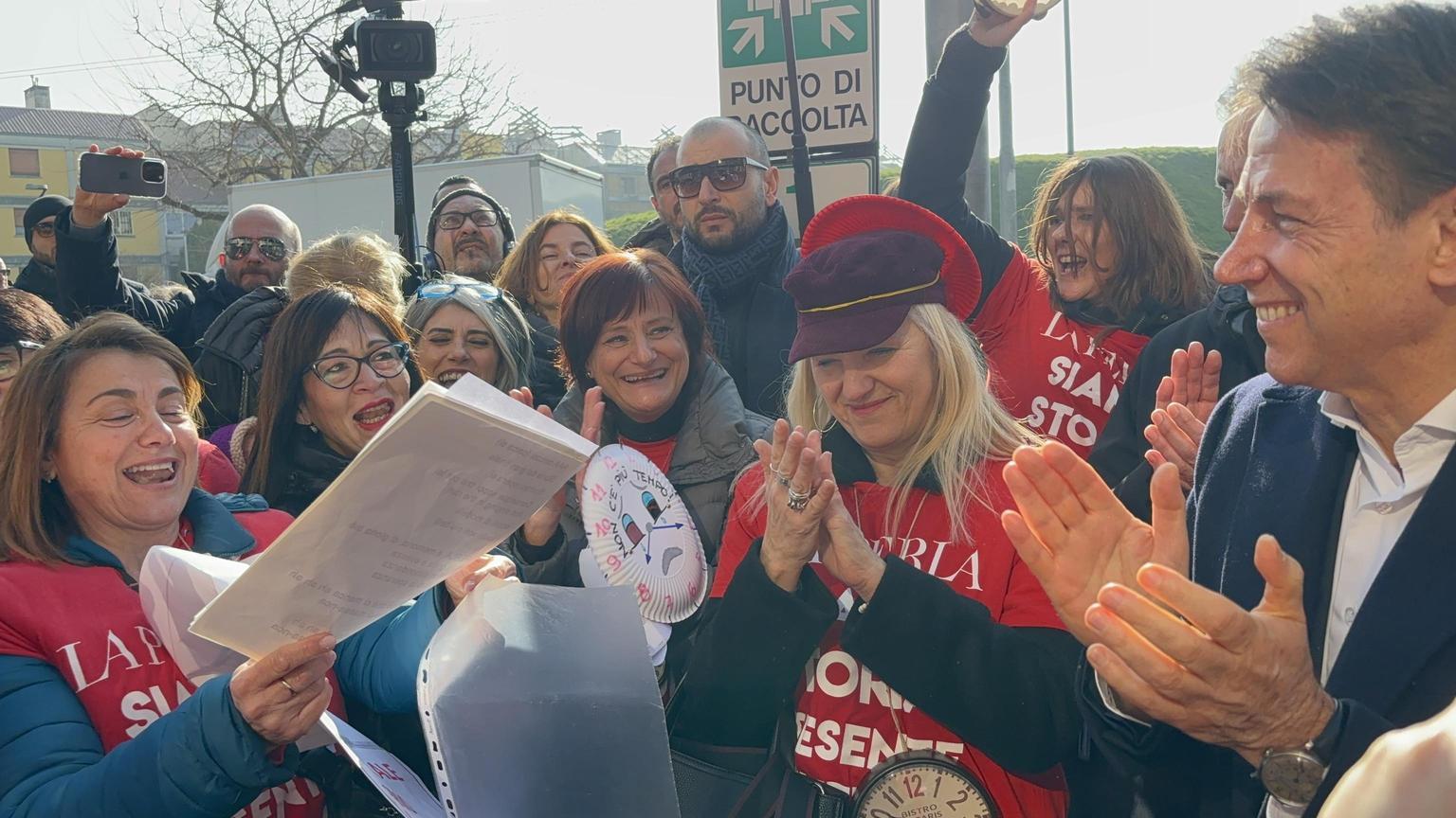 Protesta delle lavoratrici La Perla: chiedono estensione della cassa integrazione