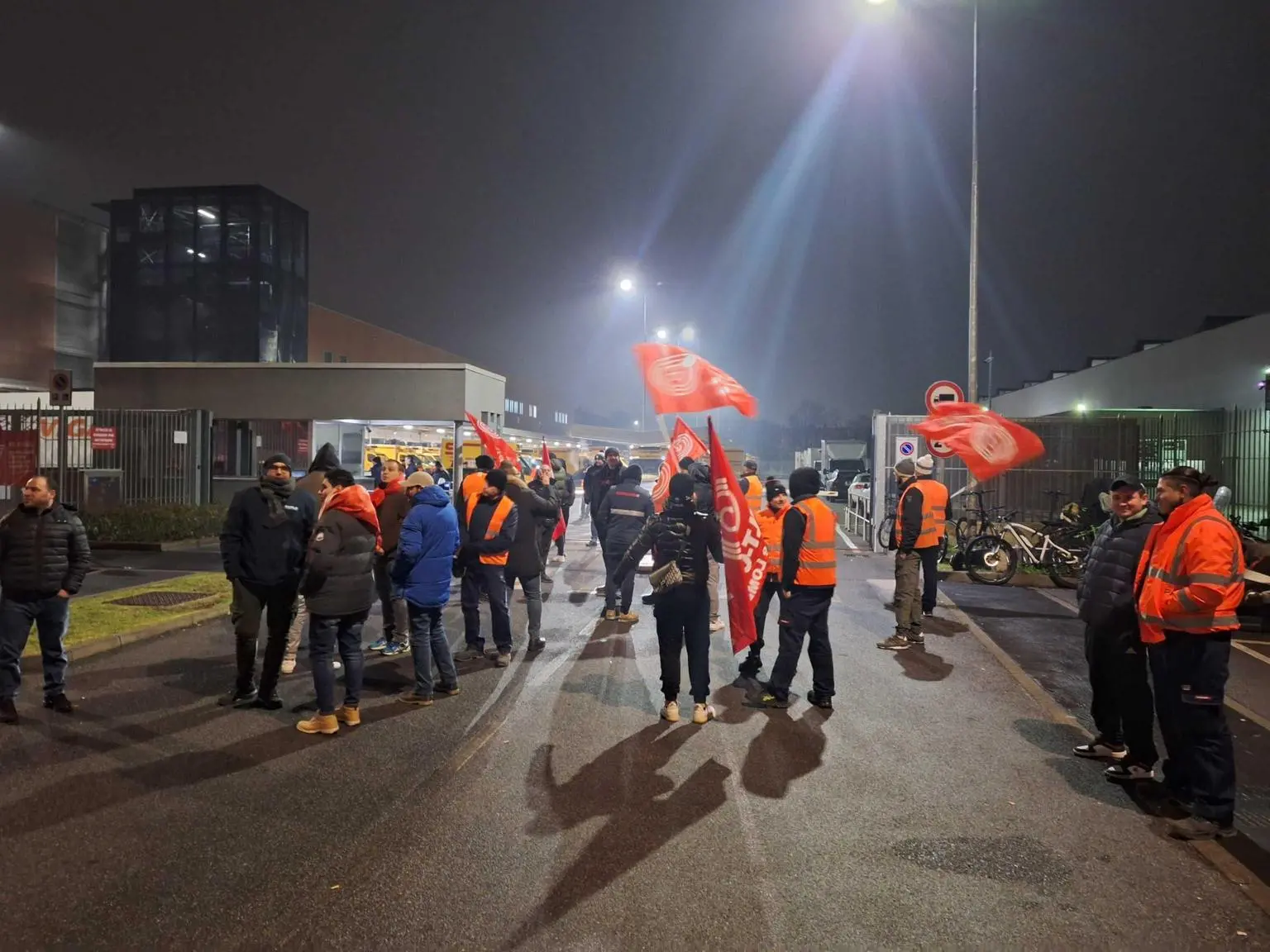 Protesta dei lavoratori Brivio e Viganò: sciopero alle consegne Esselunga di Milano