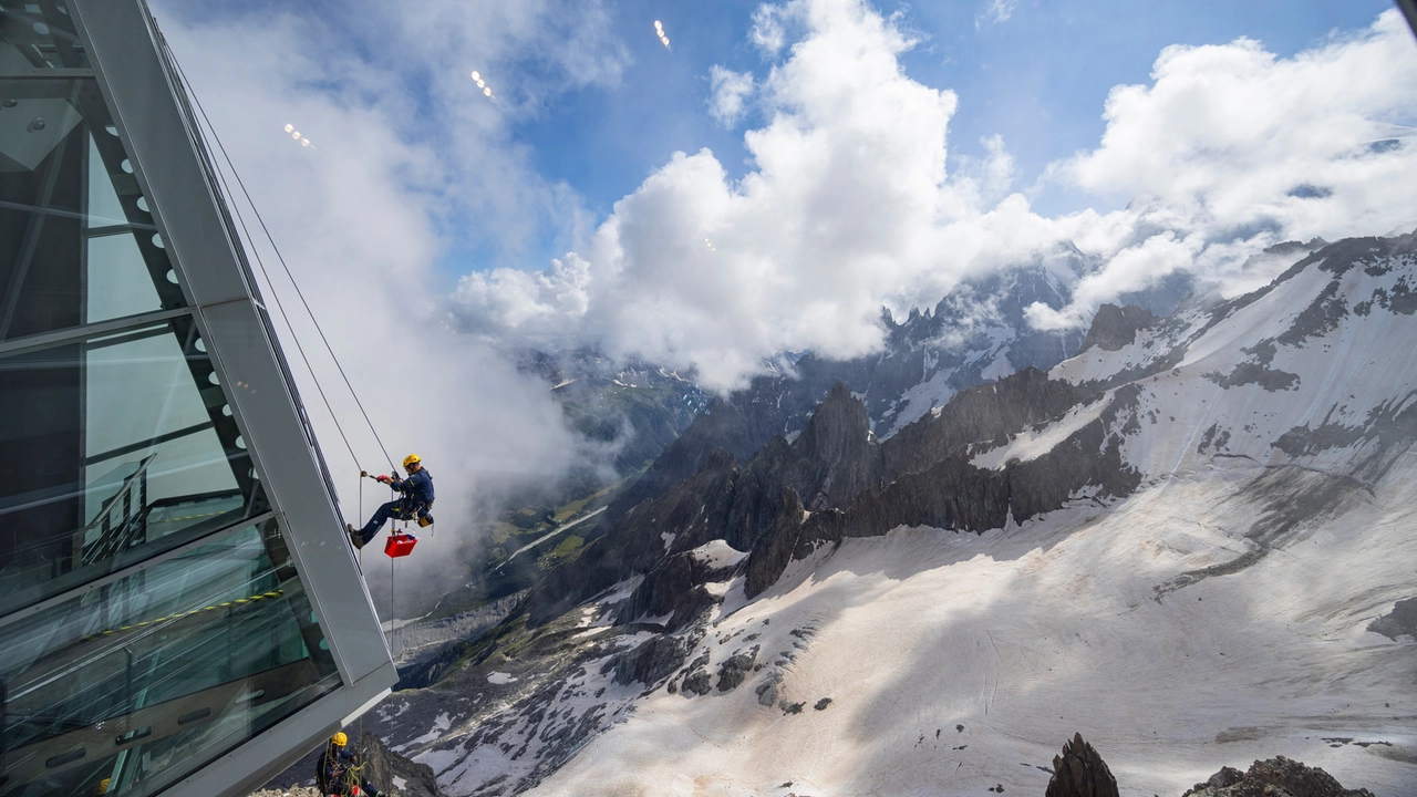 Monte Bianco Skyway, ‘bosco invisibile’ sulle vetrate: prodotto innovativo decompone gli inquinanti