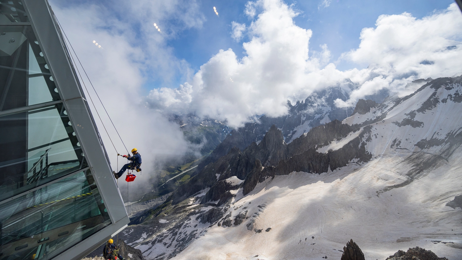 L'intervento di 'posa' del bosco invisibile sulla Skyway Monte Bianco