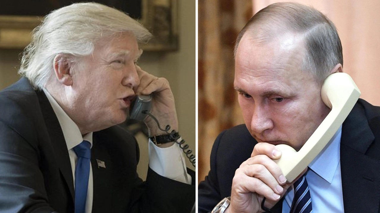 In una combo il presidente americano Donald J. Trump parla al telefono con il presidente russo Vladimir Putin (Ansa)