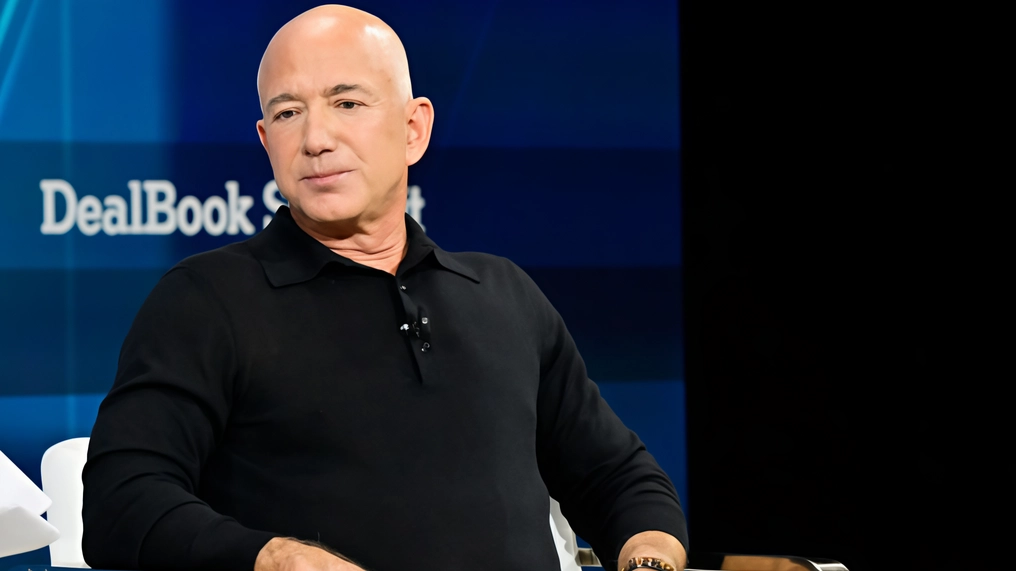 Dopo Musk ecco Bezos (foto), un altro magnate alla corte di Donald Trump. Il presidente eletto ha cenato mercoledì con...