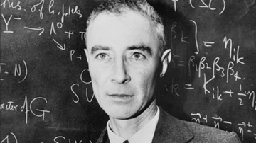 Chi era J. Robert Oppenheimer, il padre della bomba atomica che ha affascinato Christopher Nolan. La sua storia