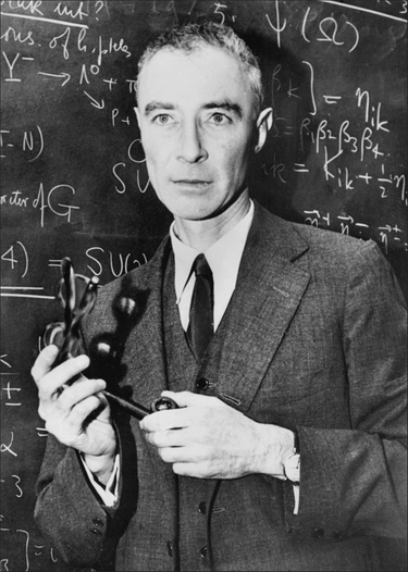 Chi era J. Robert Oppenheimer, il padre della bomba atomica che ha affascinato Christopher Nolan. La sua storia
