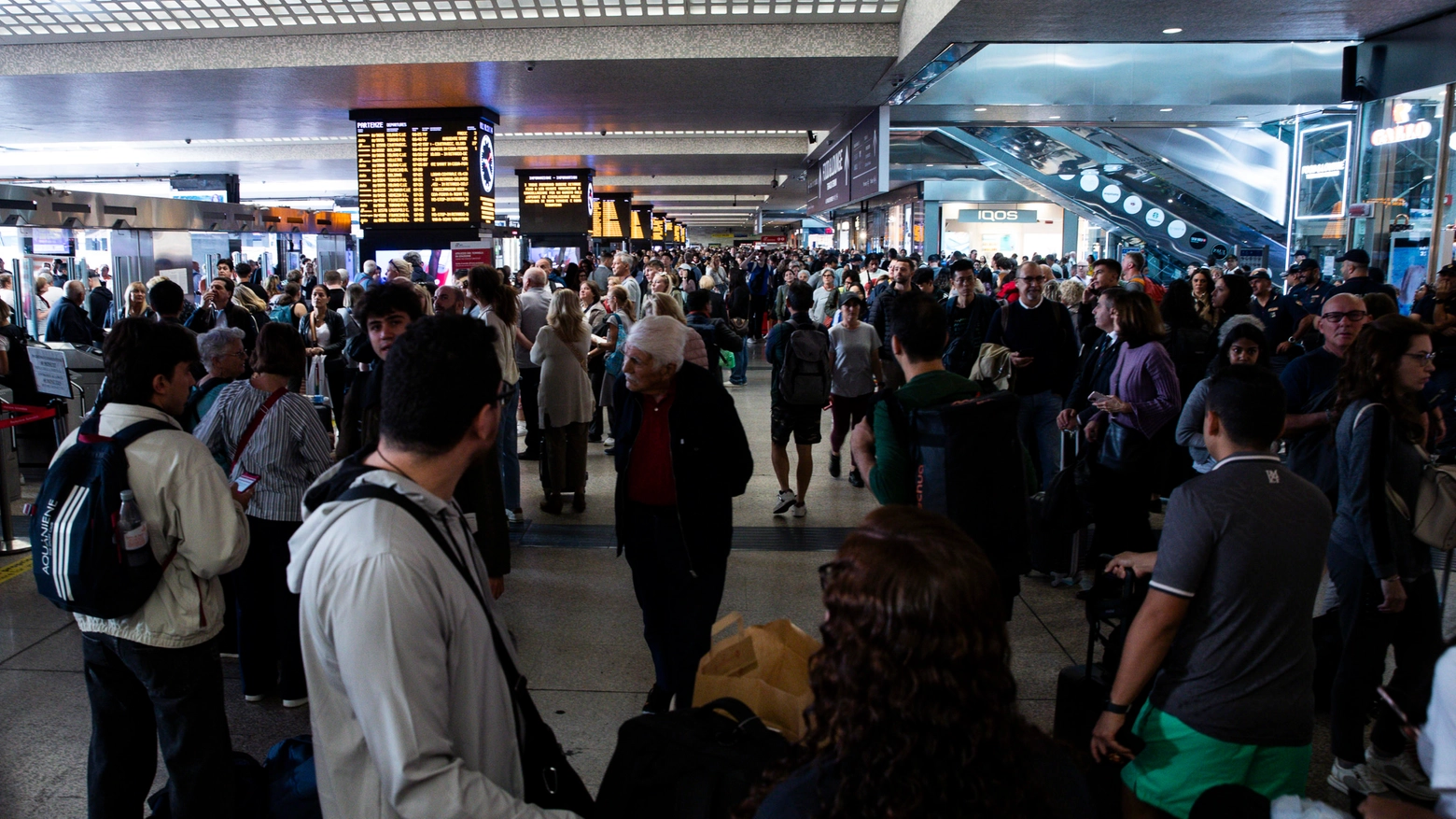 Passeggeri in attesa alla Stazione Termini per un guasto alla linea ferroviaria con ritardi e cancellazioni di treni Alta Velocità