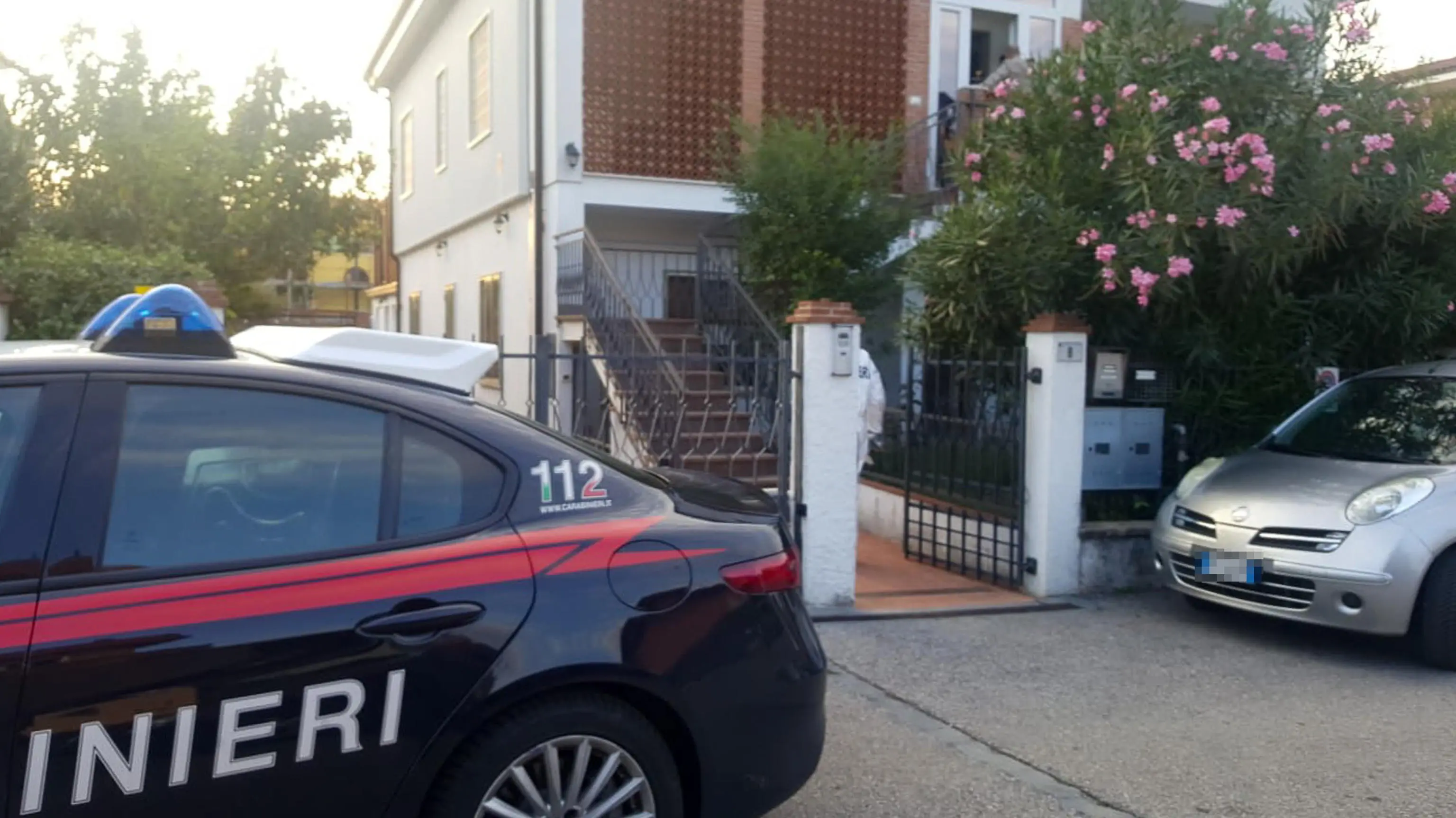 Vago di Lavagno (Verona), donna trovata morta in casa: ferito il figlio 15enne. “Dramma familiare”