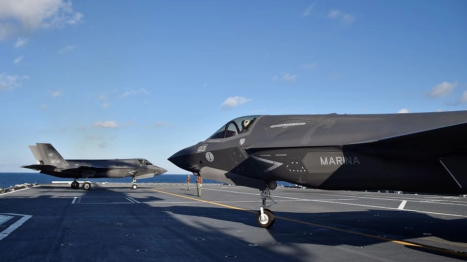 Due caccia F-35B a decollo verticale sulla Cavour