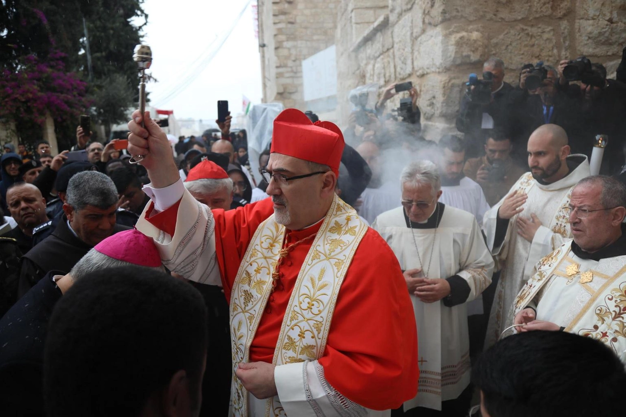 Il cardinale Pizzaballa entra nella Striscia di Gaza per una visita di solidarietà e celebra il Natale con la comunità.