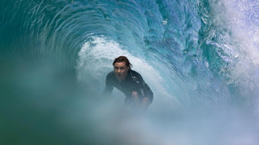 Uno scatto di Kai McKenzie mentre surfa (Instagram)