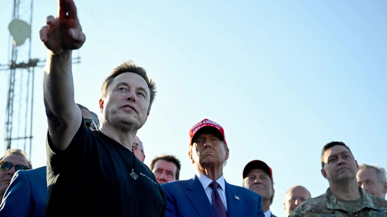 Elon Musk e Donald Trump al lancio di SpaceX (Ansa)