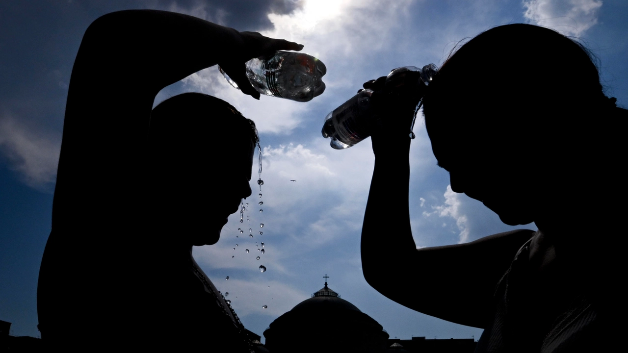 Ondata di calore, l’anticiclone africano durerà 15 giorni: breve tregua con temporali poi torna l’afa. Dove e quando