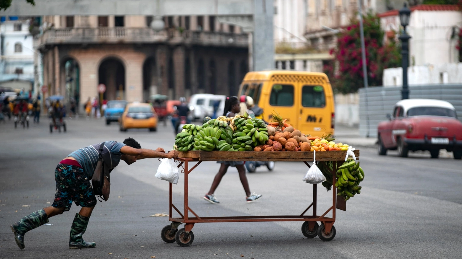 Un uomo spinge un carretto con le verdure a L'Avana (foto Ansa)