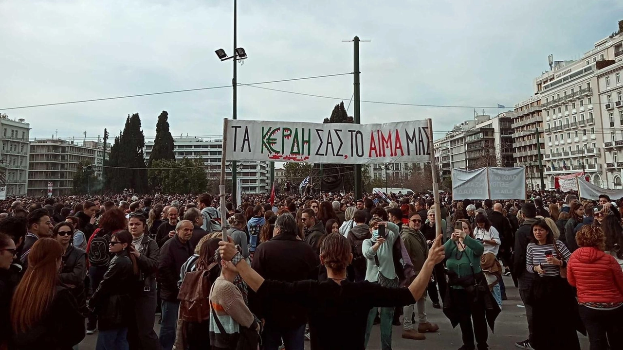 Proteste in tutta la Grecia per le 57 vittime dell'incidente ferroviario di Tebi. Familiari chiedono chiarezza sulle cause.