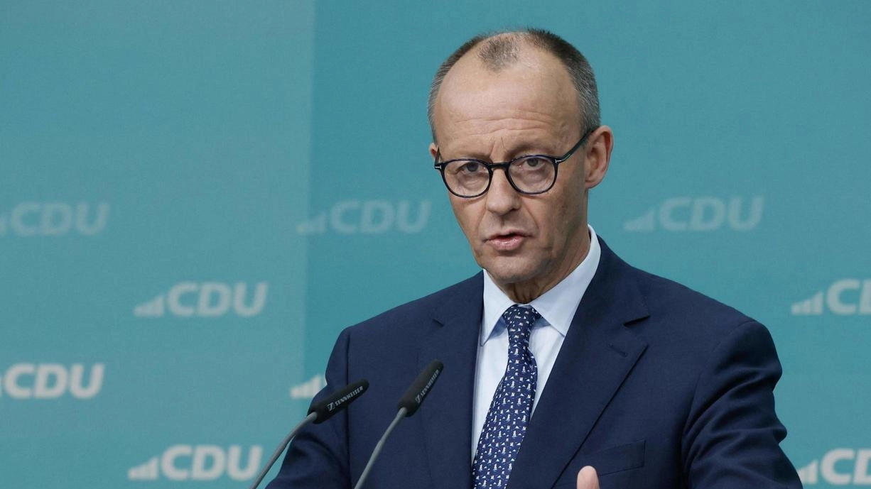 Friedrich Merz nel corso di una conferenza stampa dopo una riunione del partito