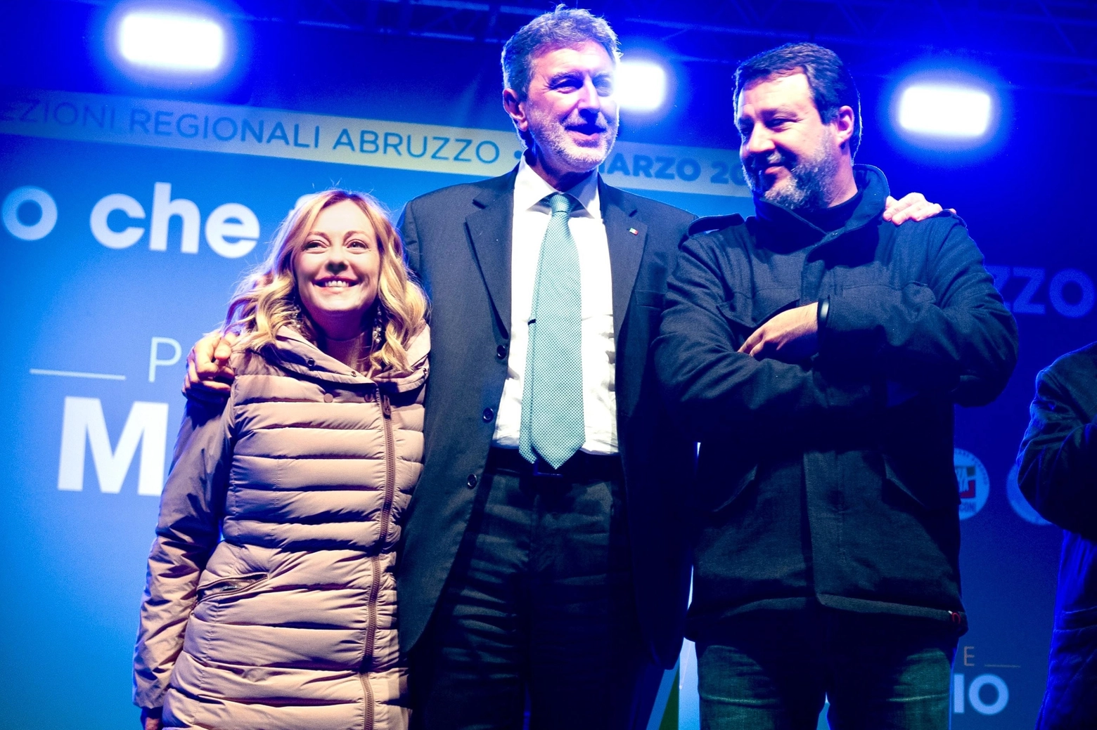 Il vicepremier e ministro dei Trasporti Matteo Salvini, la presidente del Consiglio Giorgia Meloni e il presidente della Regione Abruzzo e candidato, Marco Marsilio (Ansa)