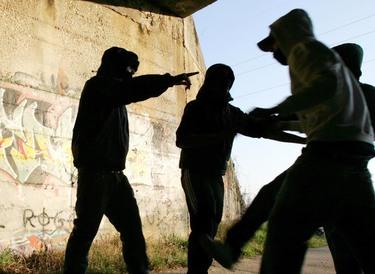 Dodicenne aggredito da una baby gang a Napoli. Mazze e spranghe: “Violenza fuori controllo”