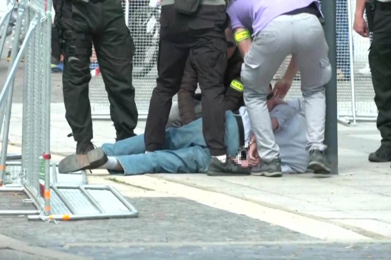 L'uomo sospettato di aver sparato a Robert Fico: il momento dell'arresto (foto Ansa)