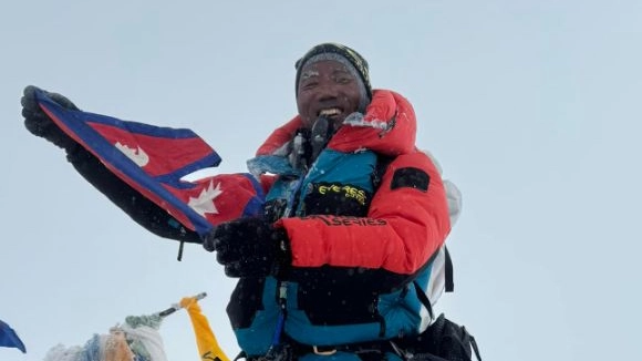 Le immagini dello sherpa Kami Rita i cima all'Everest il 12 maggio per la 29esima volta