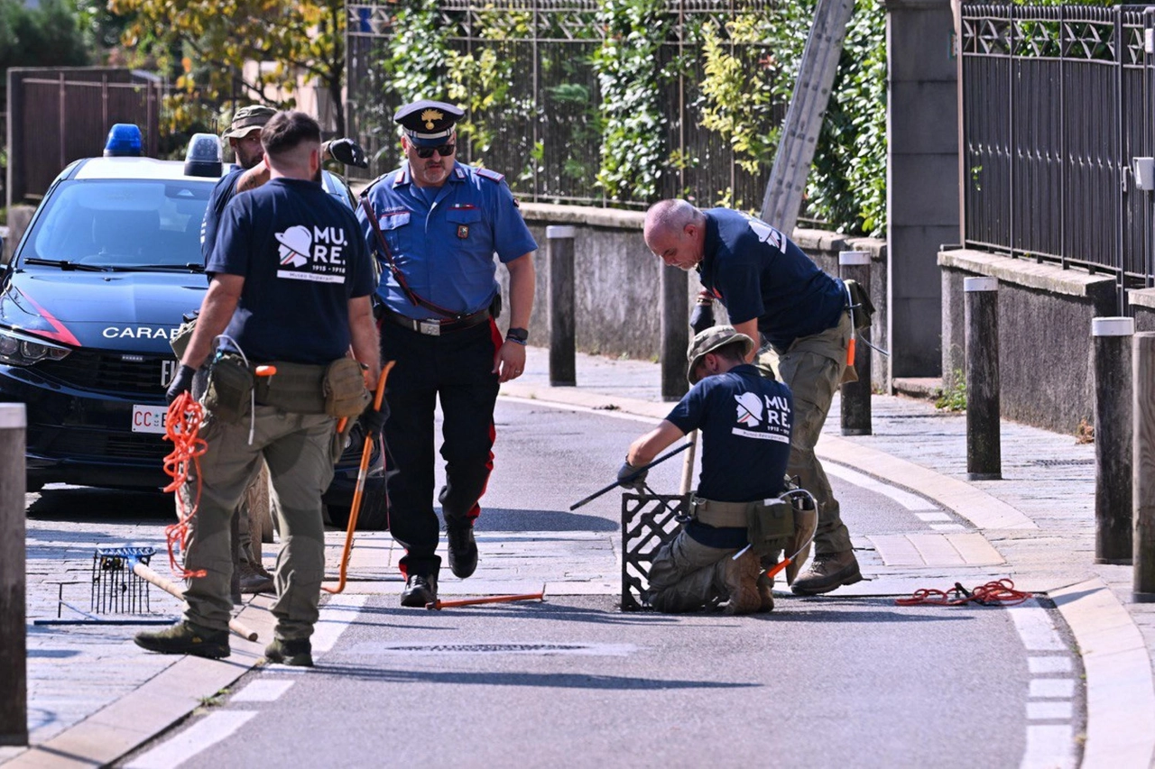 Un momento delle indagini a Terno d'Isola, nel mese che ha preceduto l'identificazione dell'assassino, Moussa Sangare