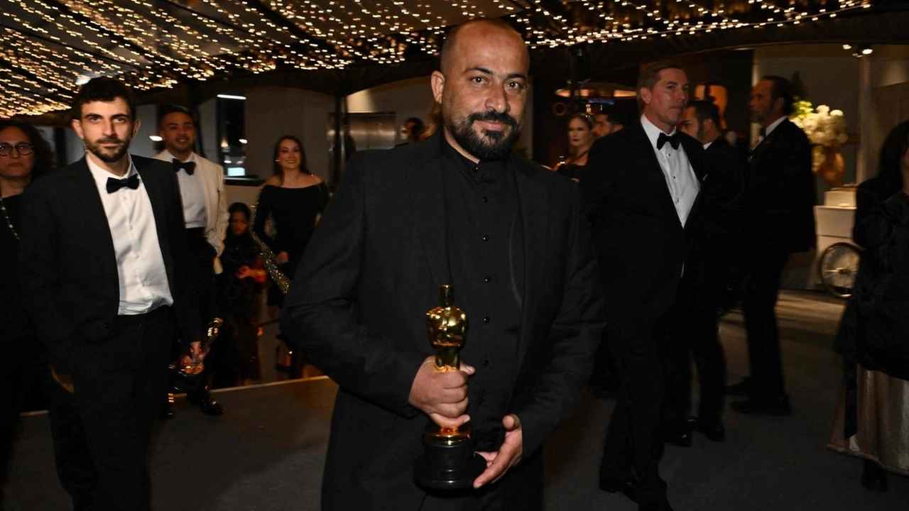 Il regista Hamdan Ballal, 36 anni, il 2 marzo scorso con l’Oscar appena vinto