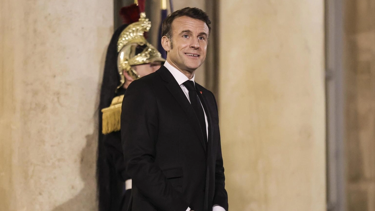 Macron sottolinea l'importanza di regole e governance internazionale per lo sviluppo dell'IA, mentre Trump avverte sui rischi delle regolamentazioni.