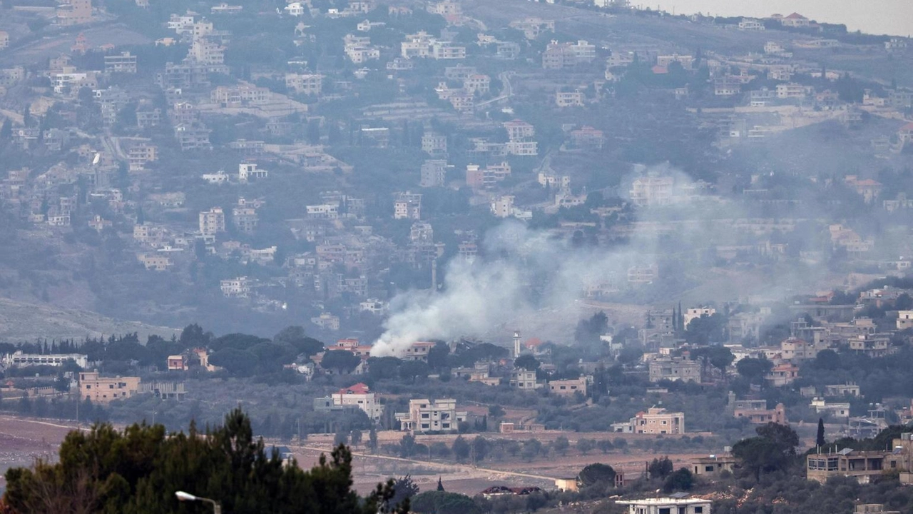 L'esercito israeliano ha attaccato siti di Hezbollah nel Libano meridionale, denunciando violazioni degli accordi.