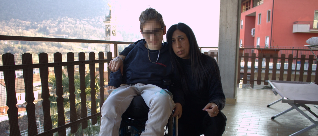 “Io, madre separata con quattro figli e il piccolo di 9 anni con la tetraparesi spastica: nessuno ci affitta casa, vogliono inquilini senza disabilità”