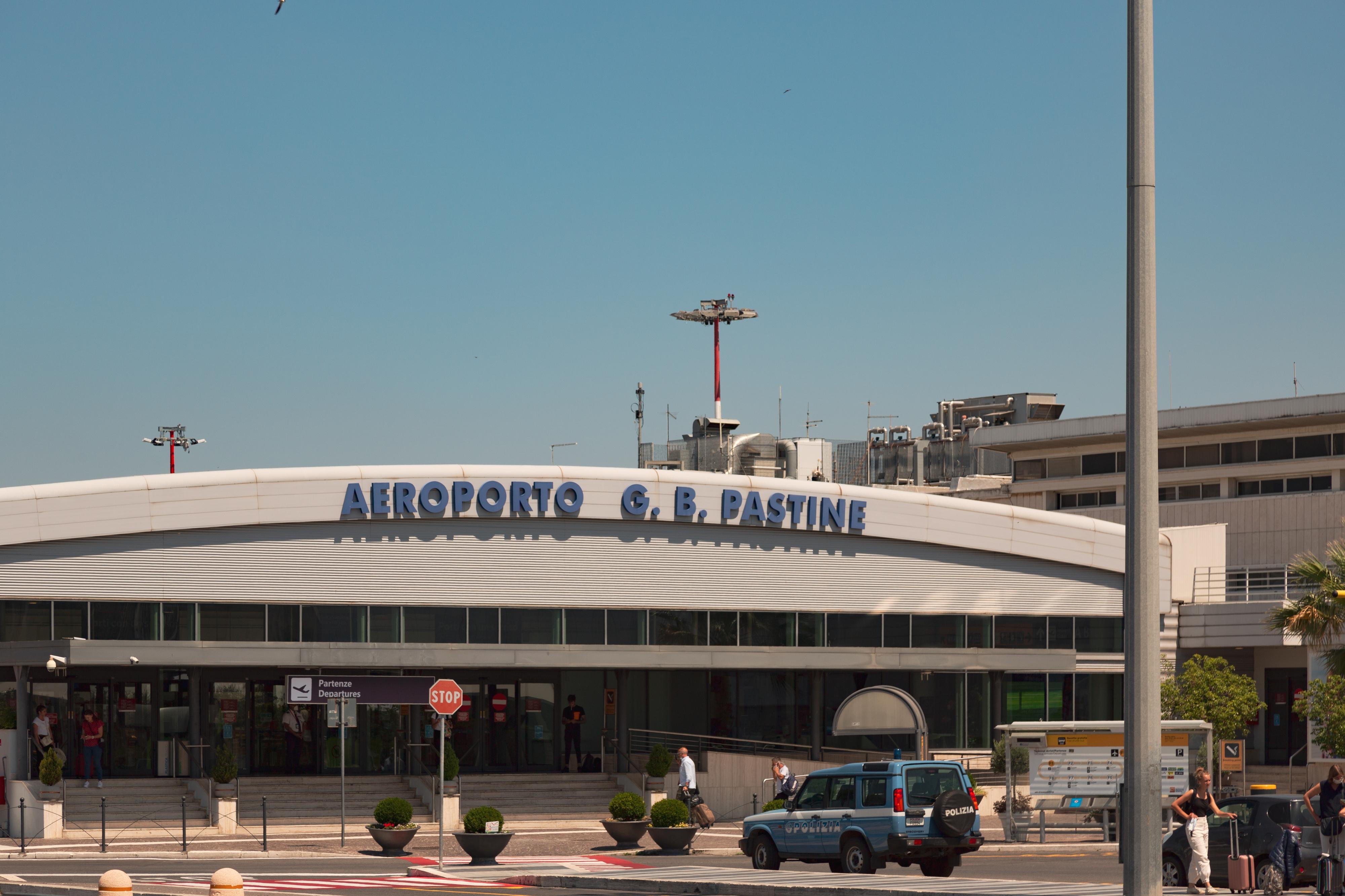 Incendio doloso all’aeroporto di Ciampino: fermato un uomo. Salvini: “È un immigrato senza fissa dimora”