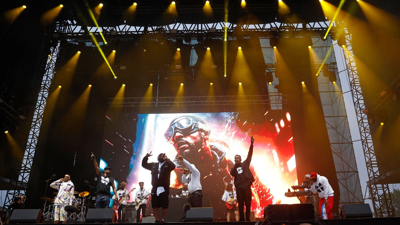 Il collettivo Wu-Tang Clan durante un concerto dal vivo