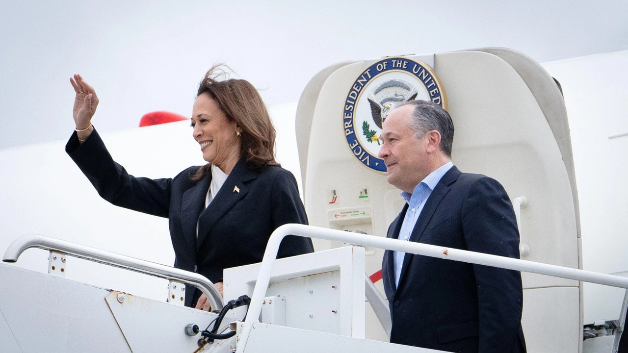 Kamala Harris con il marito Douglas Emhoff arriva a Wilmington in Delaware (Ansa)