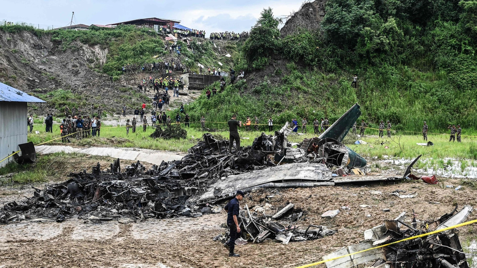 I resti dell'aereo della Saurya Airlines precipitato al decollo a Kathmandu (Ansa)