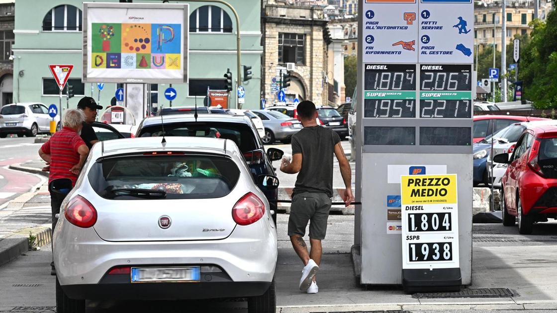 Prezzo medio benzina self a 1,749 euro, gasolio 1,632