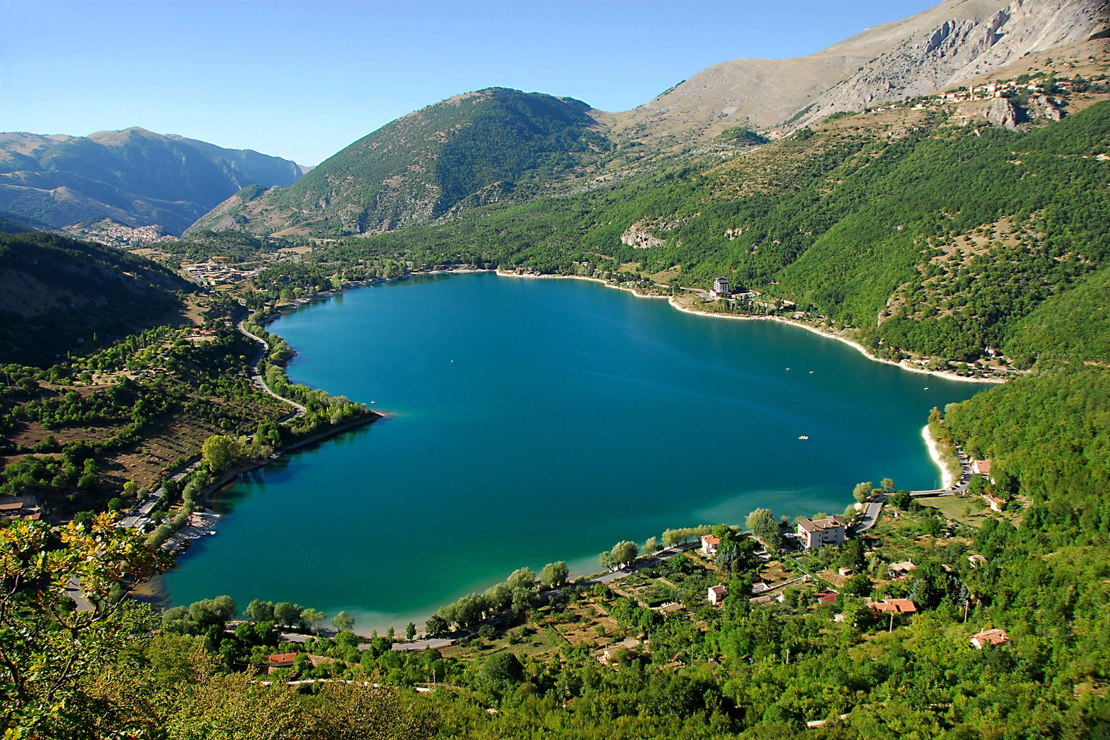 La spiaggia del lago di Scanno (a forma di cuore), vanta la bandiera blu. Ph. Cesidio Silla Regione Abruzzo