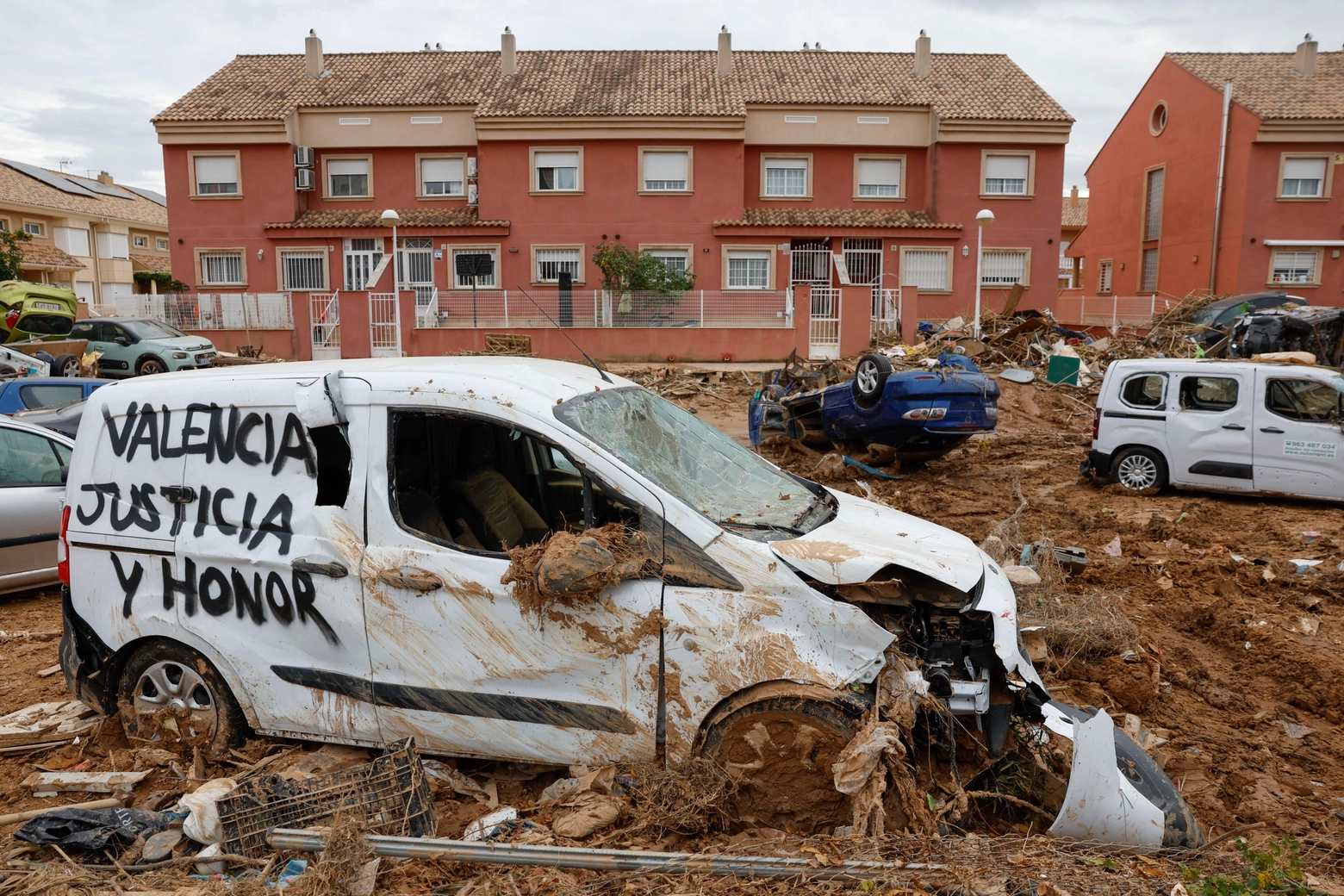 Macchine danneggiate e detriti nella provincia di Valencia. (ANSA)