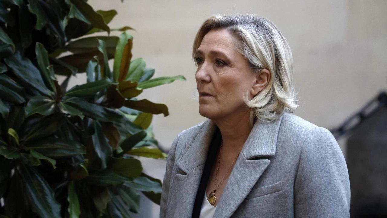 Marine Le Pen esprime rimpianto per l'espulsione del padre dal Front National nel 2015, definendola una decisione dolorosa.