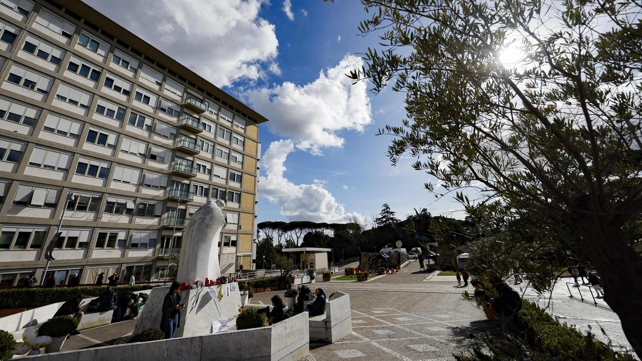 Il Papa ha avuto una crisi di broncospasmo, ricevendo broncoaspirazione e ventilazione meccanica. Prognosi riservata.