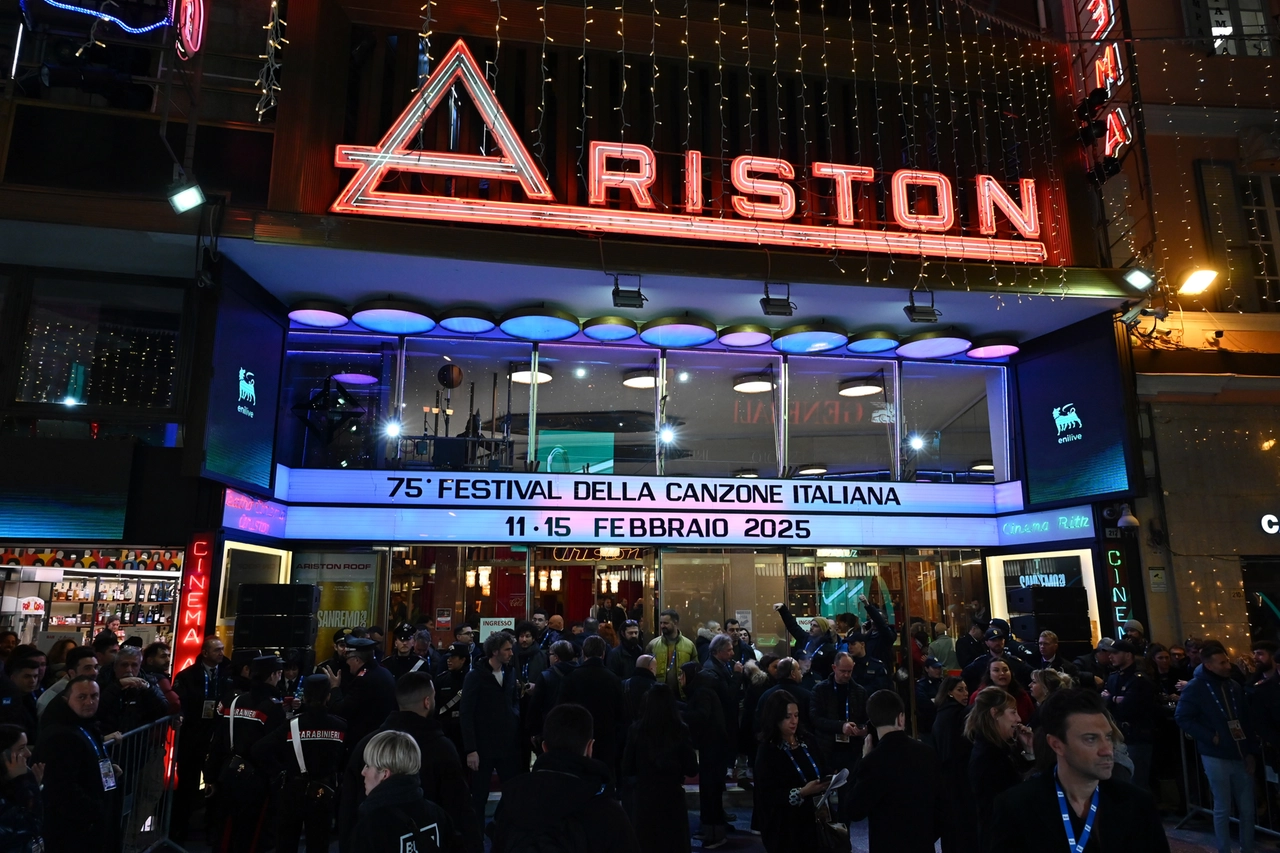 Sanremo 2025, una foto dell'esterno del teatro Ariston durante il green carpet