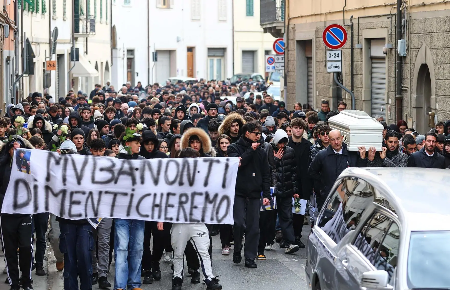 Ucciso a 17 anni. Rissa al funerale, spunta un coltello