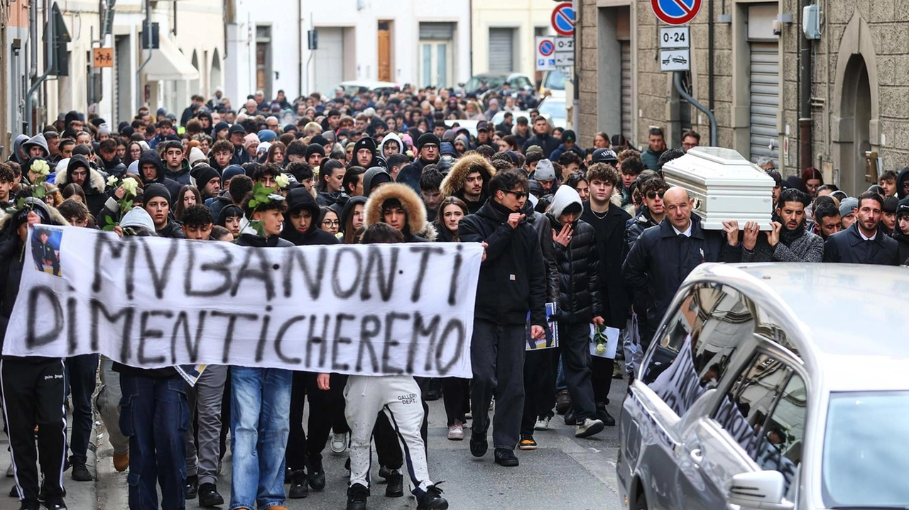 Lite tra due ragazzi, intervengono i carabinieri. I genitori del giovane ammazzato: "Inaccettabile".