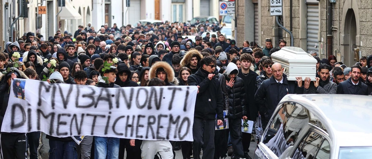 Ucciso a 17 anni. Rissa al funerale, spunta un coltello