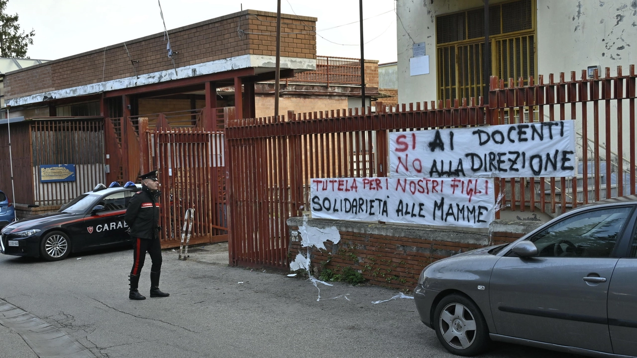 Un carabiniere presidia l'ingresso della scuola media di Scanzano a Castellammare di Stabia, a pochi giorni dall'aggressione (Ansa/Ciro Fusco)