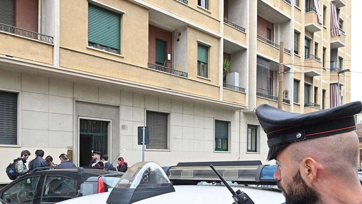 Torino, la dodicenne in lacrime ha chiamato i soccorsi. Il fratellino ha inseguito il padre in fuga per le strade. Si indaga sul mancato funzionamento dell’apparecchio. Interrogazione al ministro Piantedosi: "Troppi casi". .