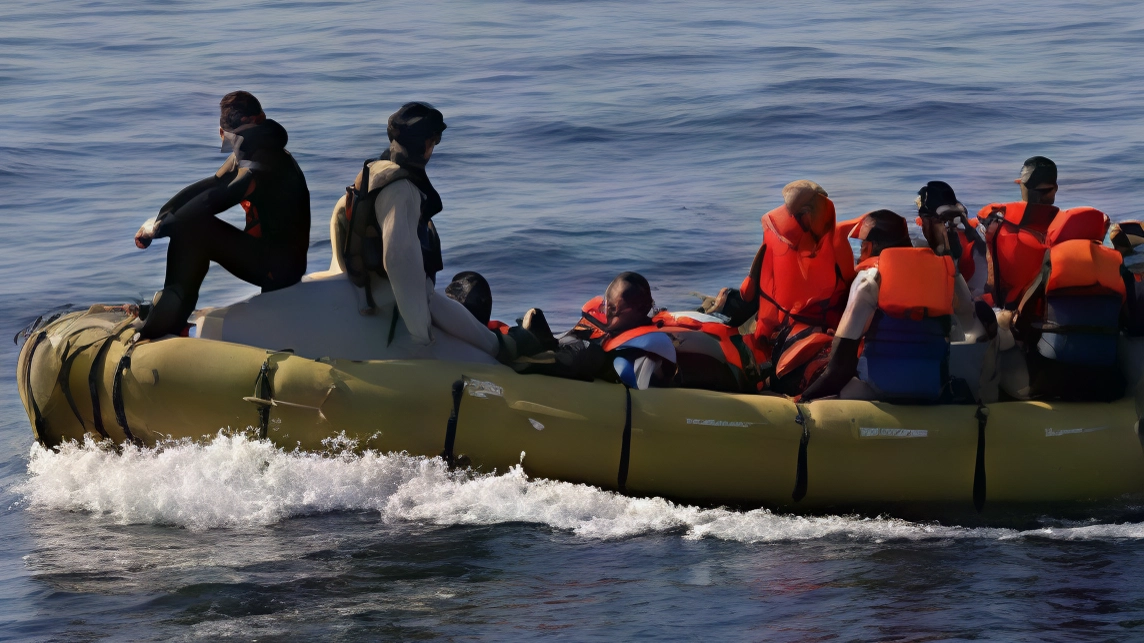 Un gommone carico di migranti tenta di attraversare il Mediterraneo