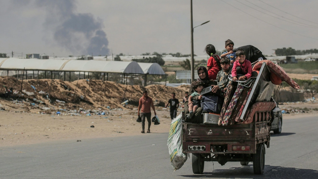 Famiglia di sfollati a Rafah (Ansa)