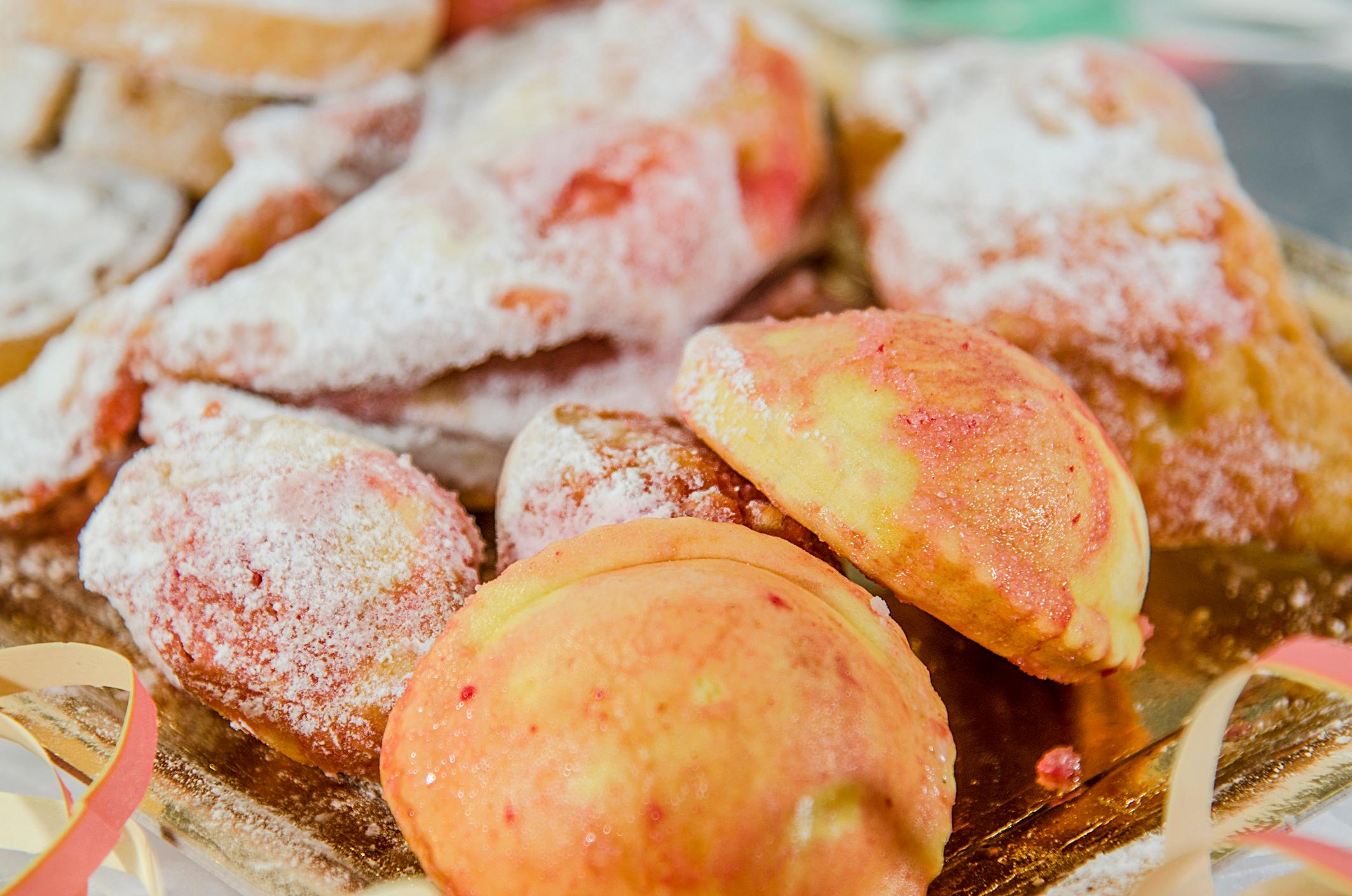 Lo spirito della festa è dolcissimo, le ricette: bombe di Carnevale, sfrappe e ravioli di castagne