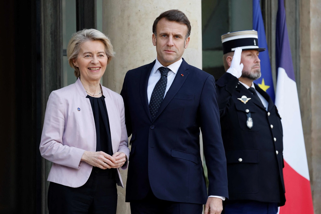 Macron dà il benvenuto a Parigi a Ursula von der Leyen