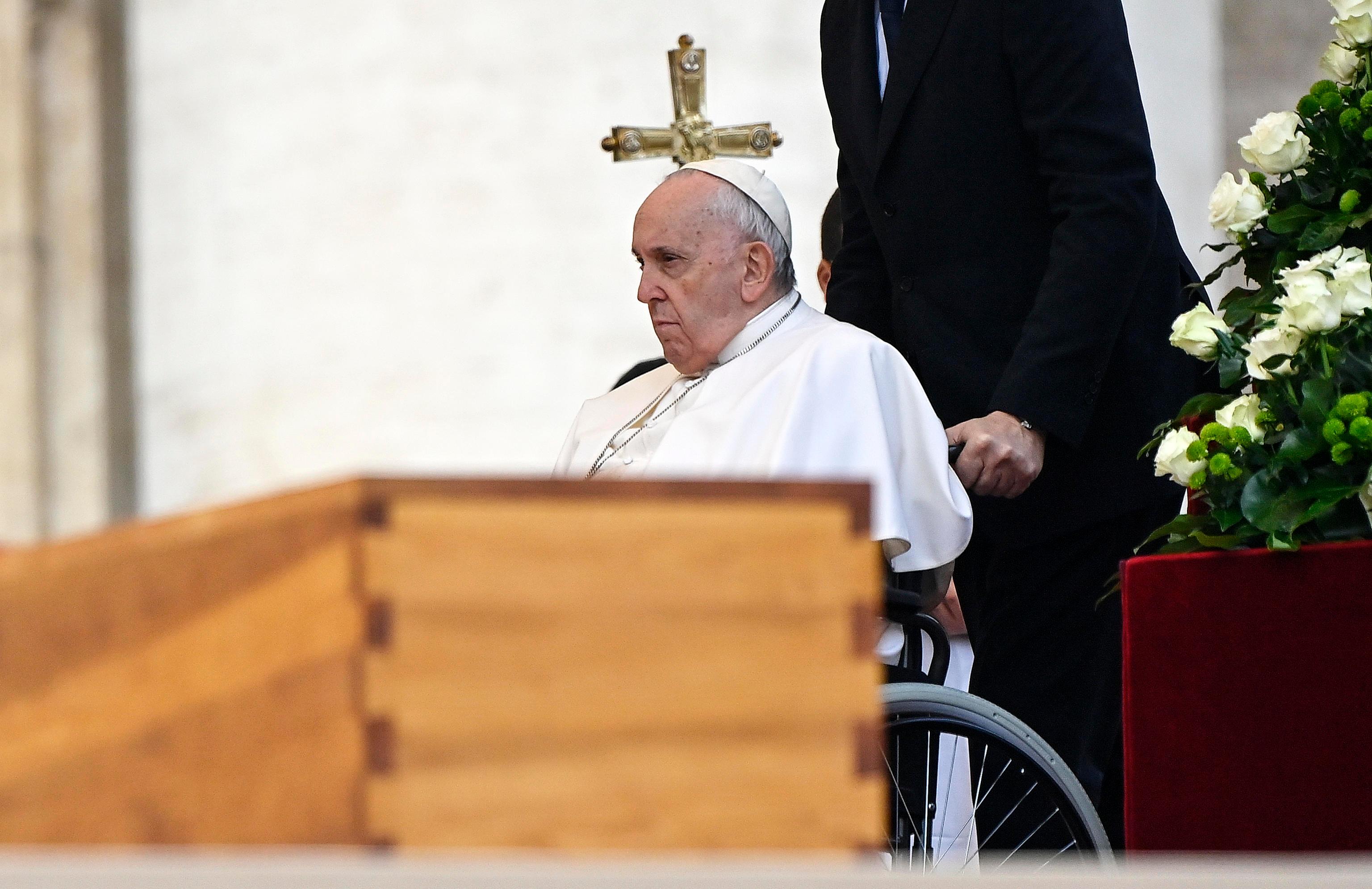 Funerale del Papa, cambiano le regole: via l’esposizione della salma sul catafalco