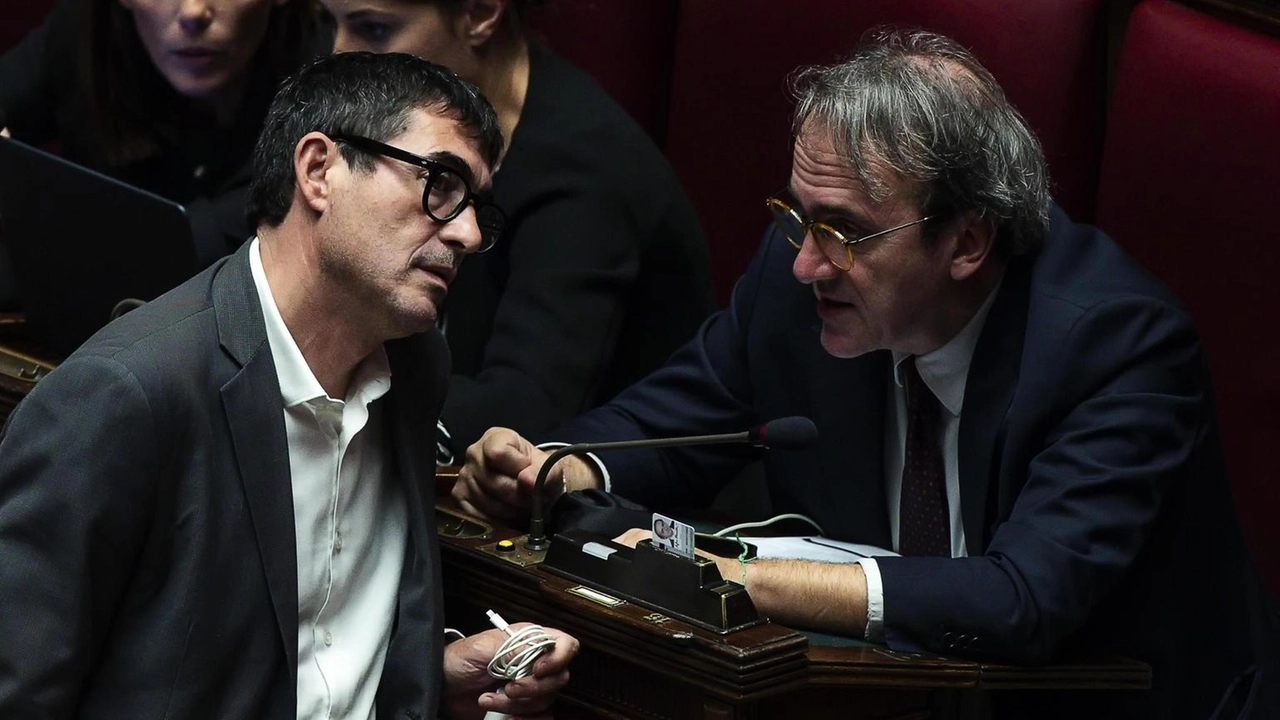 I leader di Avs interrogano il governo sul presunto spionaggio di Casarini e sostengono i cinque referendum del 2023.