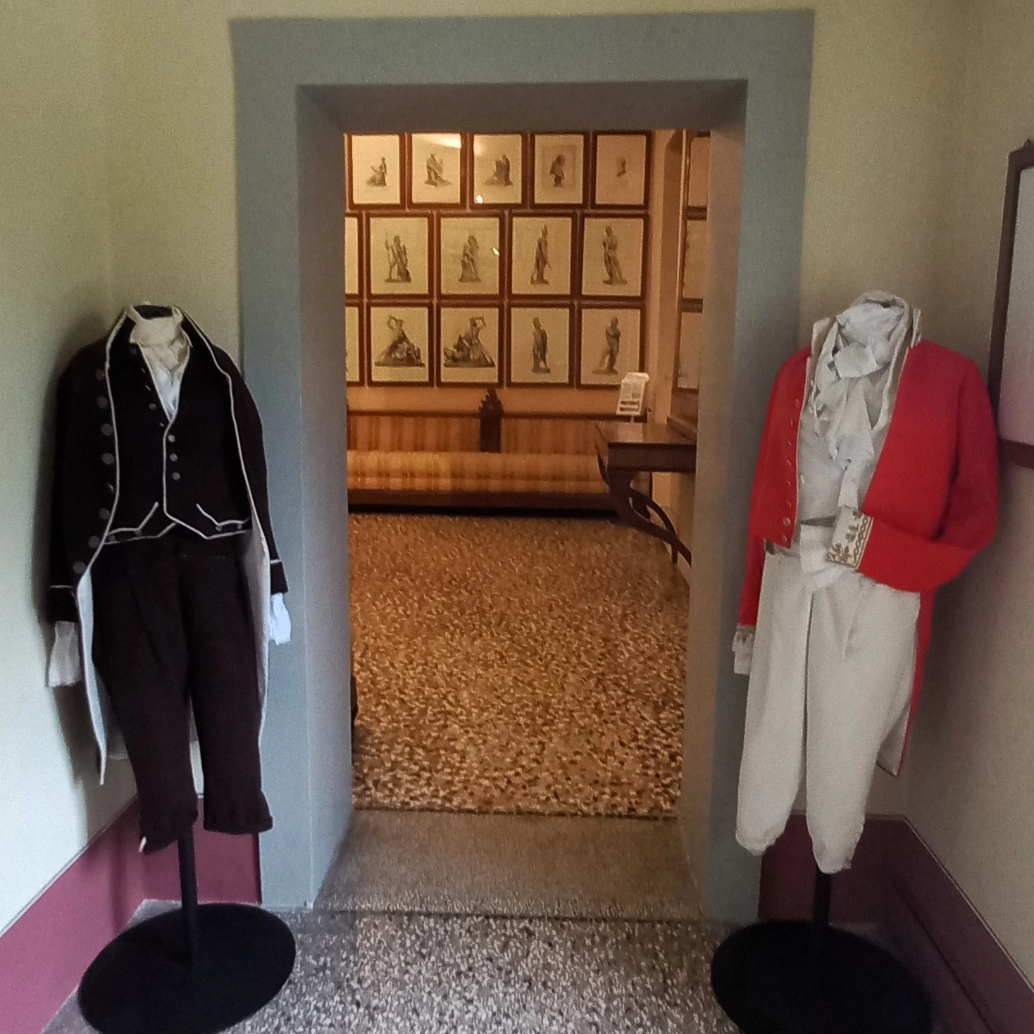 Alcuni abiti già esposti nella casa museo di Antonio Canova